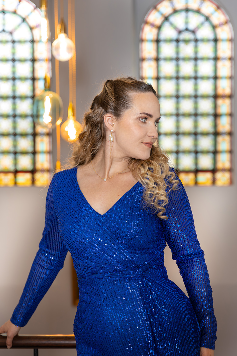 Robe de Soirée à Sequins Manches Longues et Col Relevé – Image 4