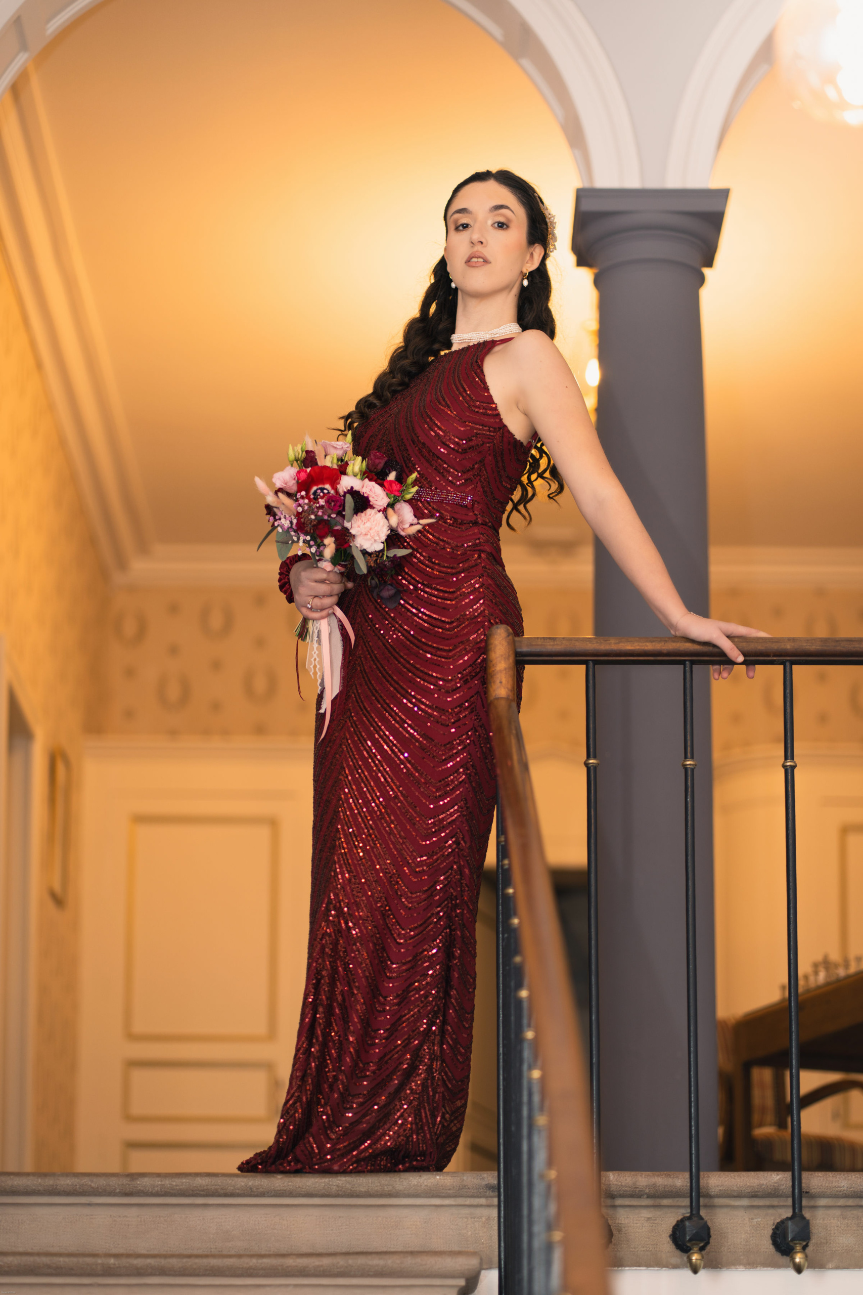 Travail de retouche artisanale, couturière ajustant une couture