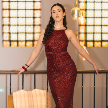 Robe de soirée pailletée épaules dénudées Amélia avec galon de perles à la taille — Futura Couture Toulouse