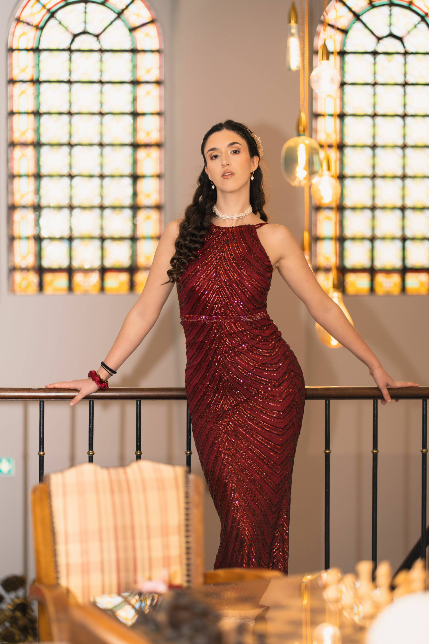 Robe élégante personnalisée sur cintre en atelier