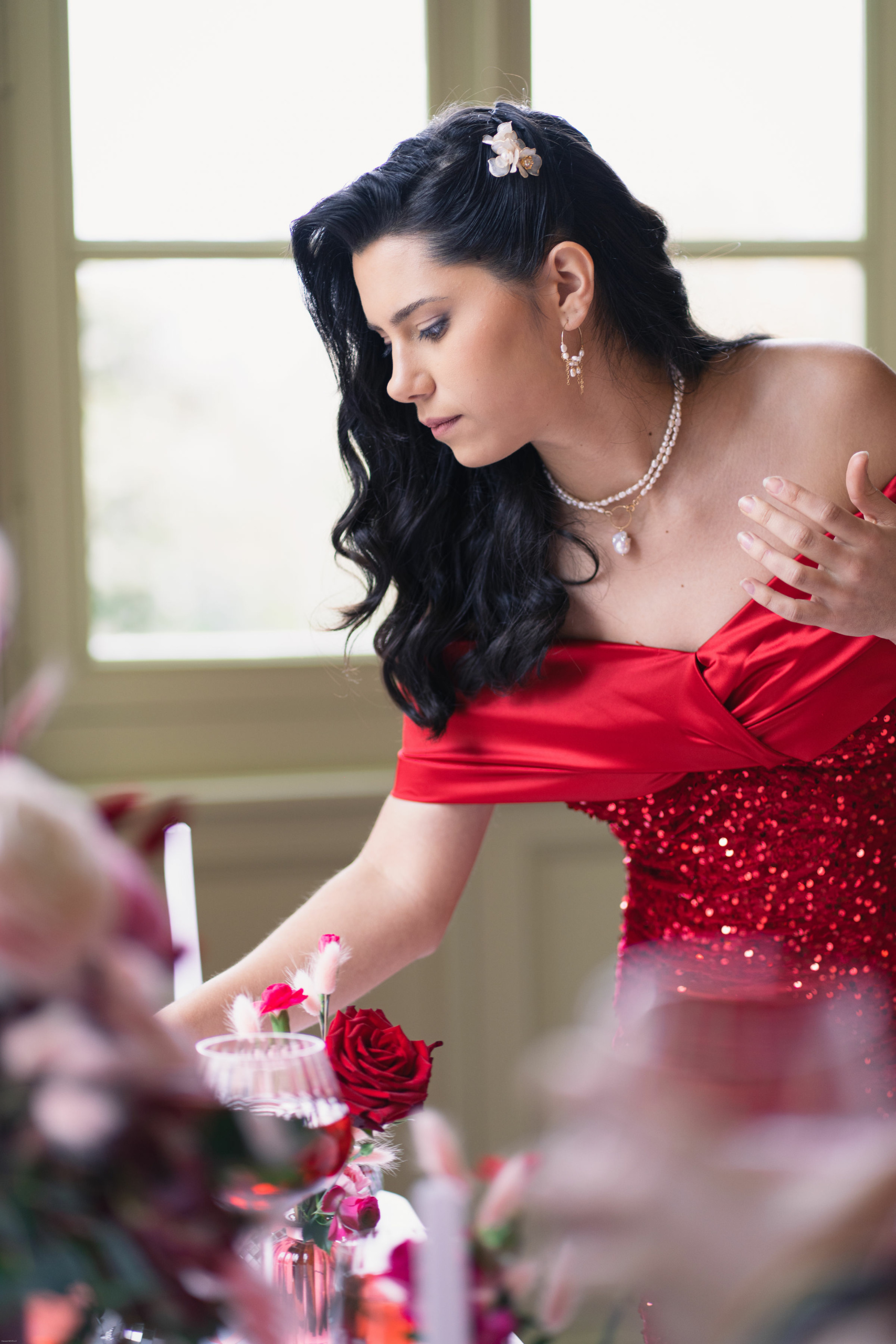 Travail de retouche artisanale, aiguille et fil sur tissu