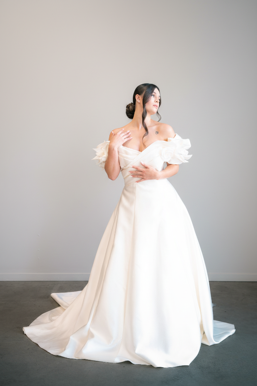 Robe de mariée sur cintre, lumière douce d'atelier