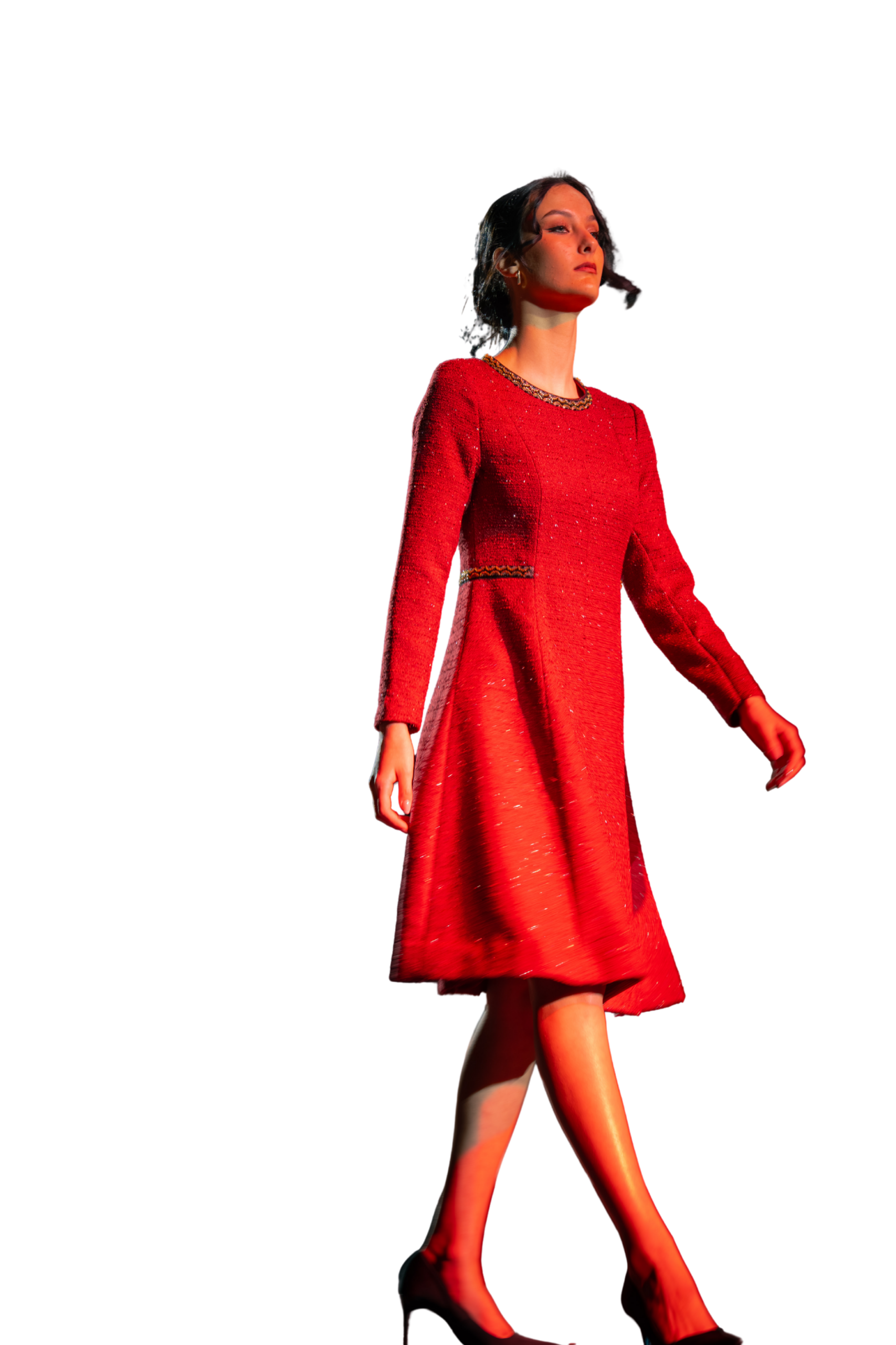 Détail de couture artisanale, aiguille et fil sur tissu délicat