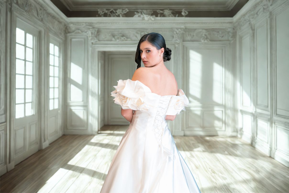 Robe de haute couture en cours de confection dans l'atelier