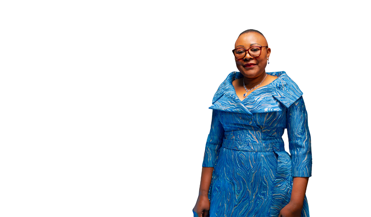 Atelier de couture baigné de lumière, fils dorés et tissus nobles