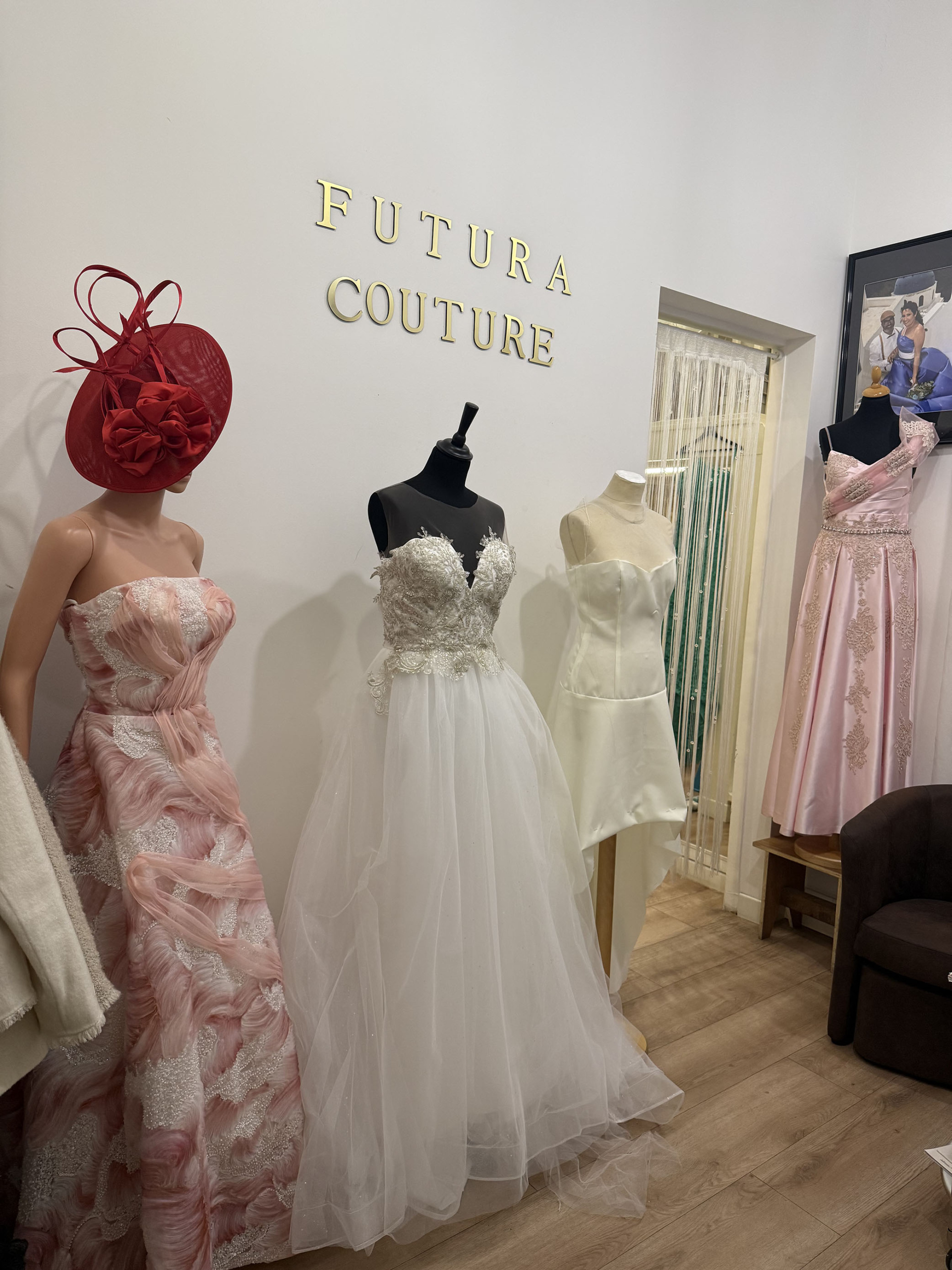 Femme émue découvrant sa robe terminée, moment de bonheur