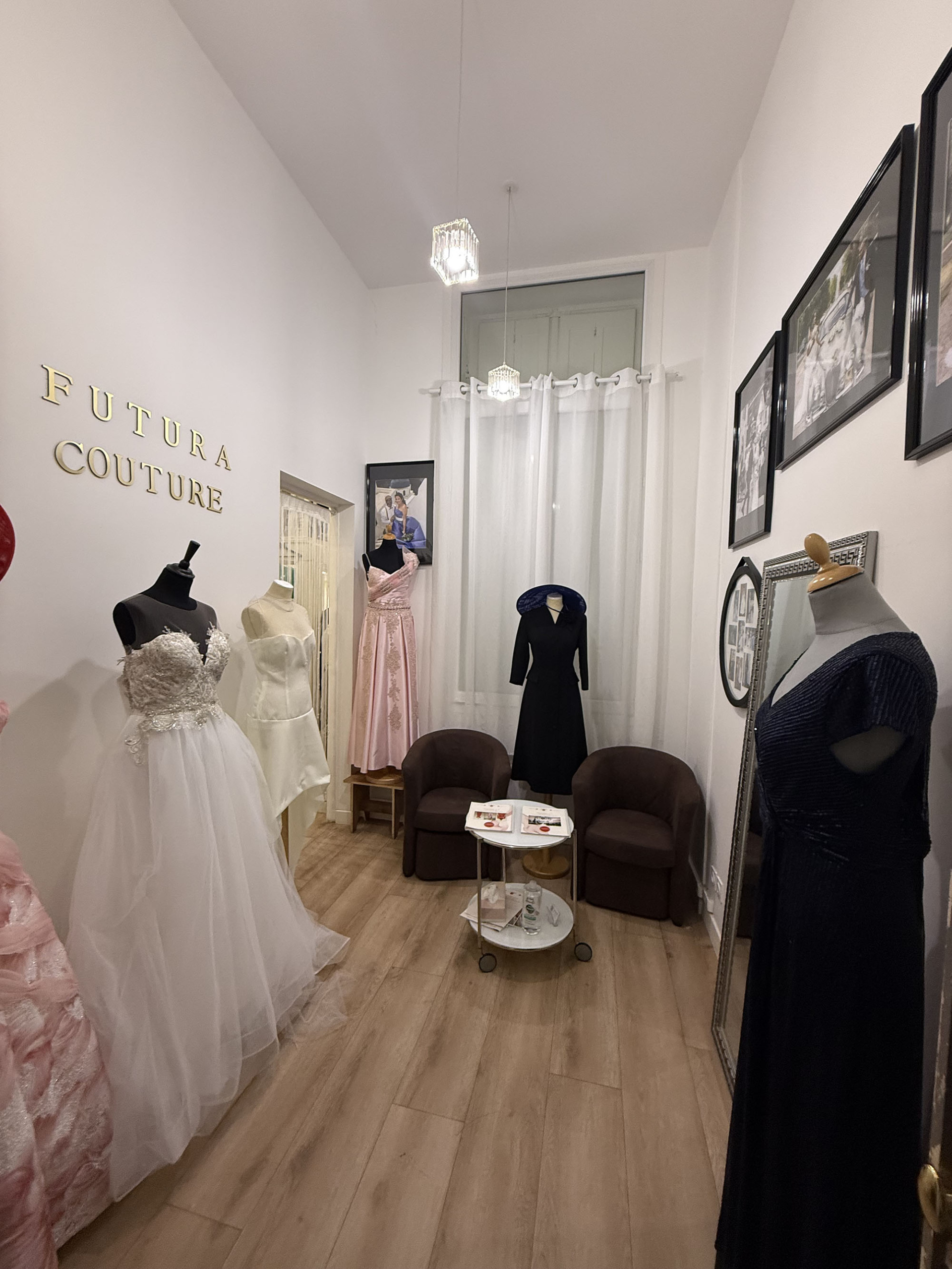 Détails de broderies et perles sur tissu