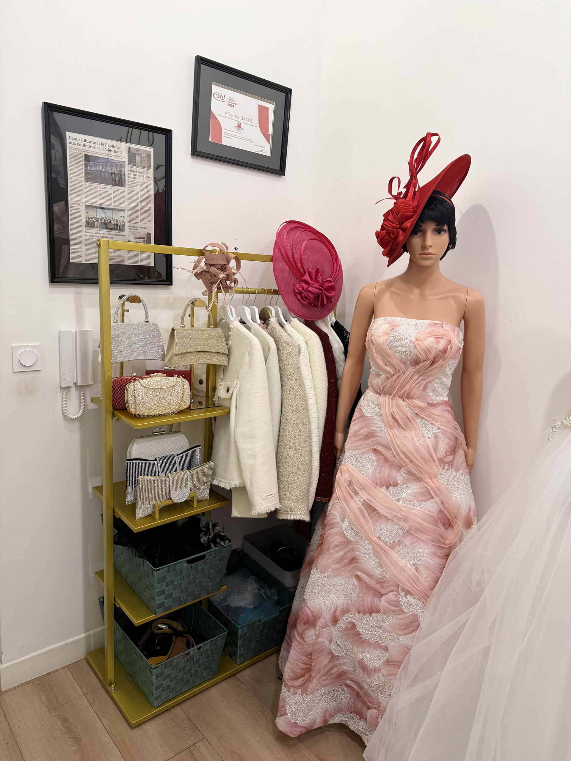 Rouleaux de tissus nobles, dentelles et soies