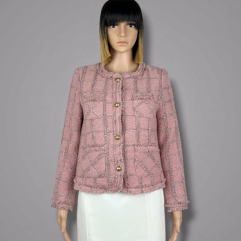 Veste en tweed rose à boutons dorés