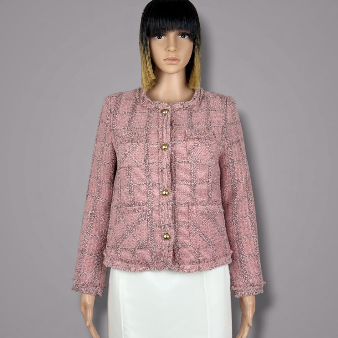 Veste en tweed rose poudré à carreaux et franges avec boutons dorés — Futura Couture Toulouse