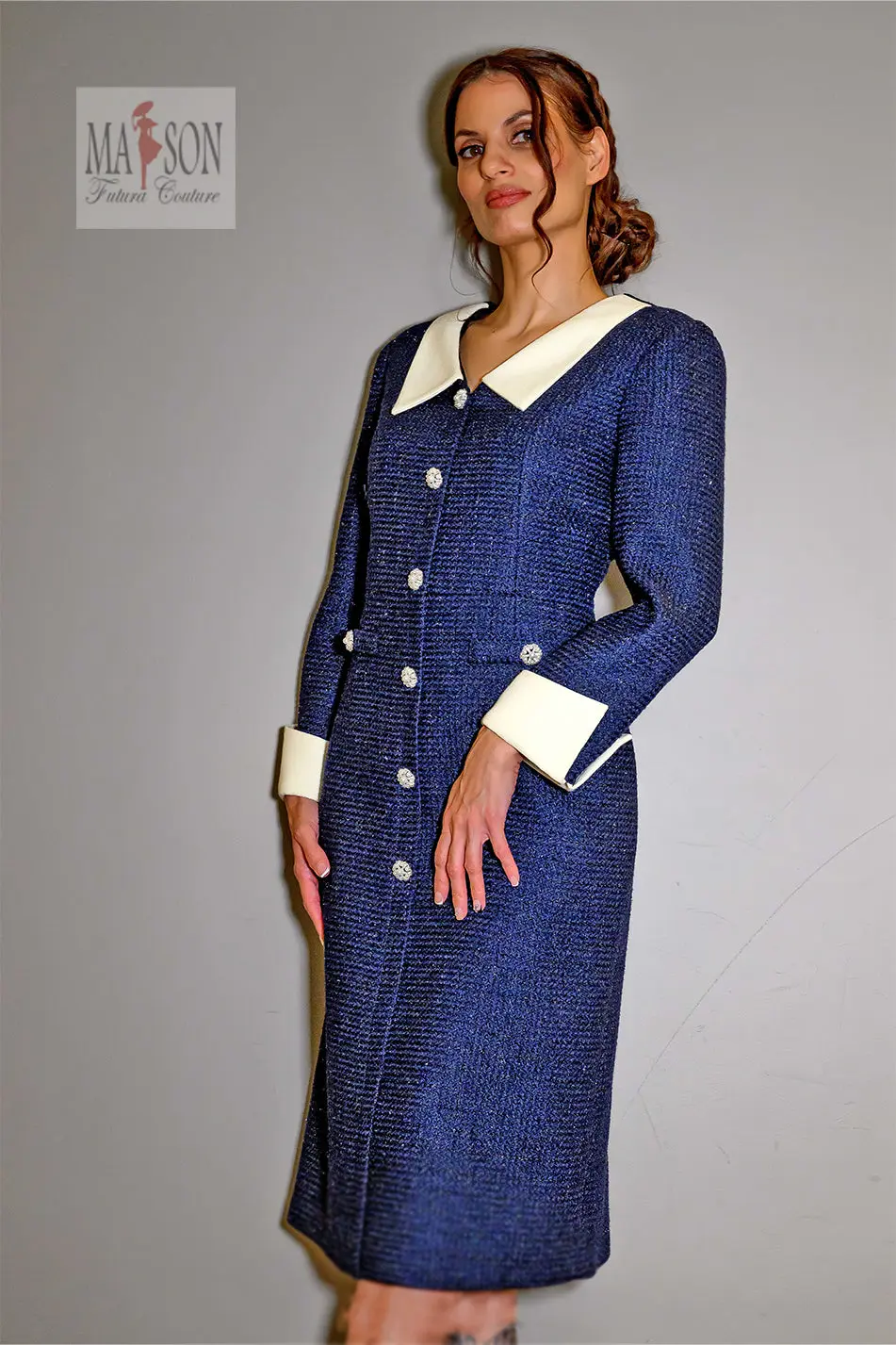 Robe longue en tweed bleu nuit style tailleur Blandine avec col écru contrastant et boutons bijou — Futura Couture Toulouse