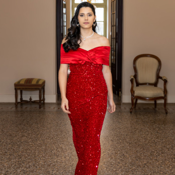 Robe de soirée en velours pailleté à manches tombantes Magie de Désir avec col bateau — Futura Couture Toulouse