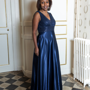 Robe longue bleu nuit à strass pour cérémonie Nadège avec jupe en satin et décolleté en V — Futura Couture Toulouse