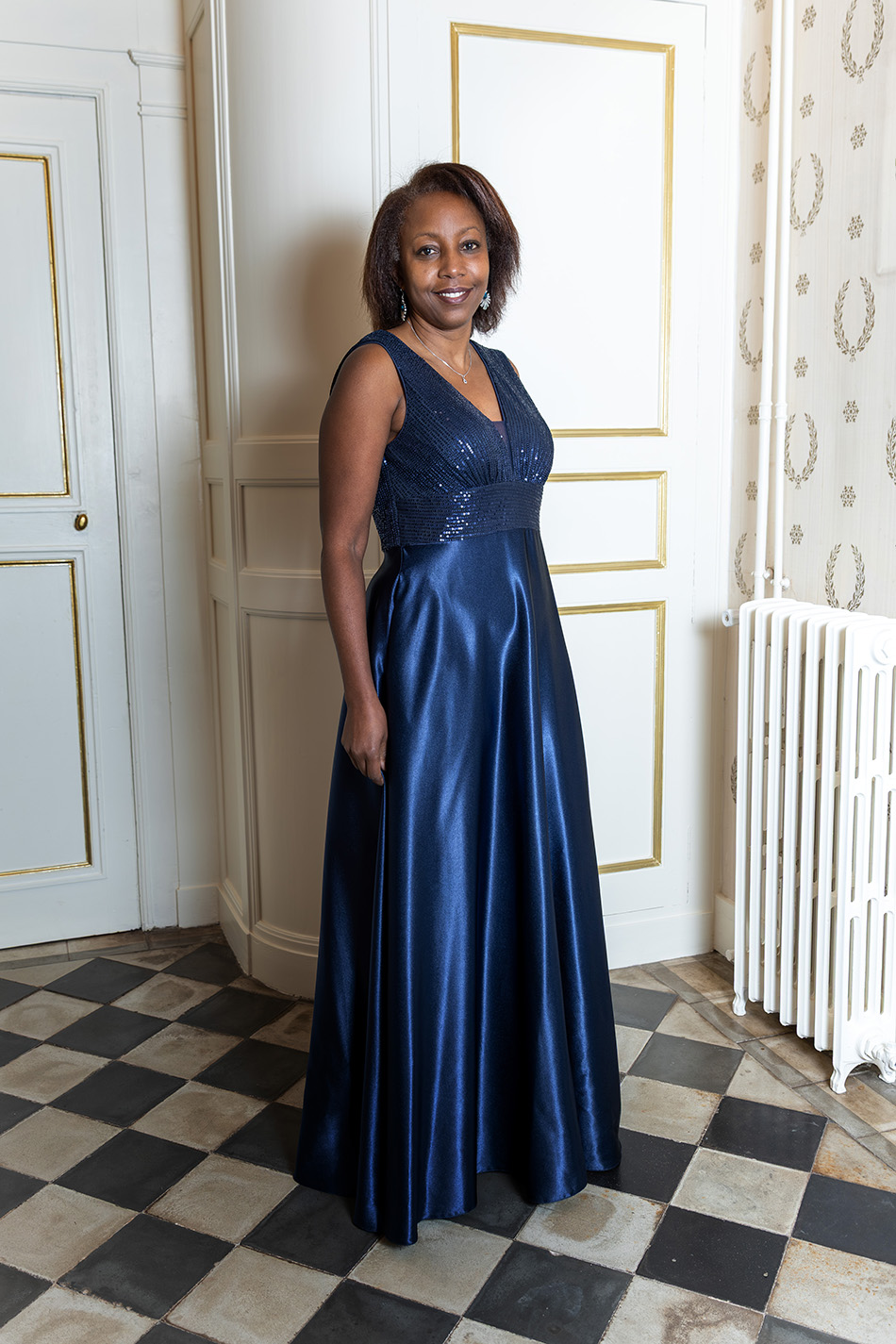 Robe longue bleu nuit à strass pour cérémonie Nadège avec jupe en satin et décolleté en V — Futura Couture Toulouse