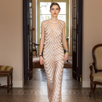 Robe de soirée en sequins rose gold avec décolleté en V profond et motif chevron Aurore — Futura Couture Toulouse