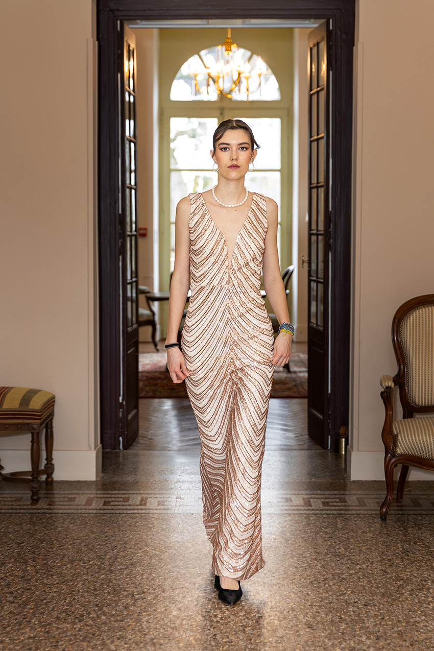 Robe de soirée en sequins rose gold avec décolleté en V profond et motif chevron Aurore — Futura Couture Toulouse
